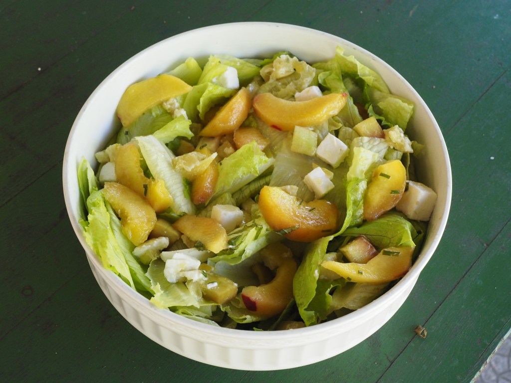 Lattuga, pesche, bucce di cocomero, feta e limoni sotto&nbsp;sale